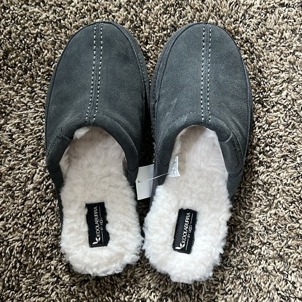 UGGS - Picture 2 of 4